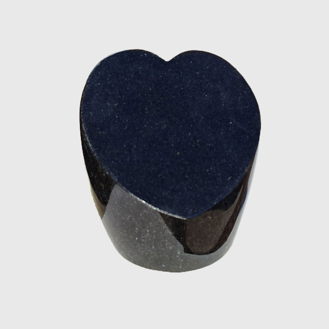 Gedenkstein in Herzform aus Premium Black Granit mit schräger, polierter Fläche