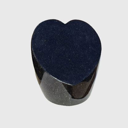 Gedenkstein in Herzform aus Premium Black Granit mit schräger, polierter Fläche