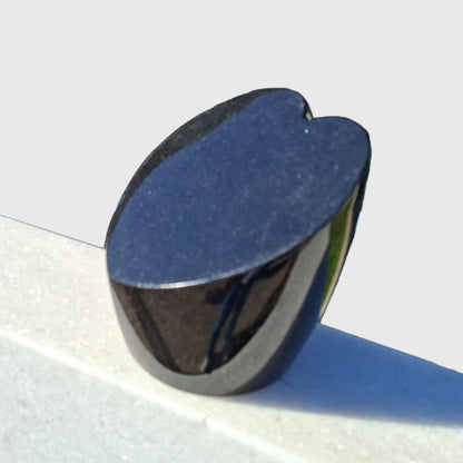 Gedenkstein in Herzform aus Premium Black Granit mit schräger, polierter Fläche