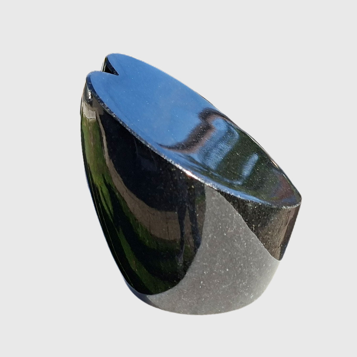 Gedenkstein in Herzform aus Premium Black Granit mit schräger, polierter Fläche