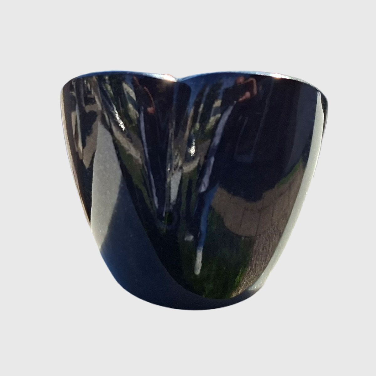 Gedenkstein in Herzform aus Premium Black Granit mit schräger, polierter Fläche