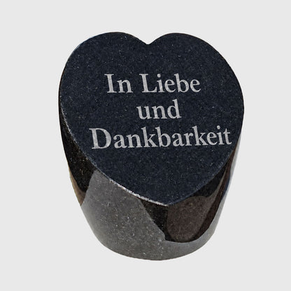 Herzförmiger Gedenkstein mit der Inschrift „In Liebe und Dankbarkeit“