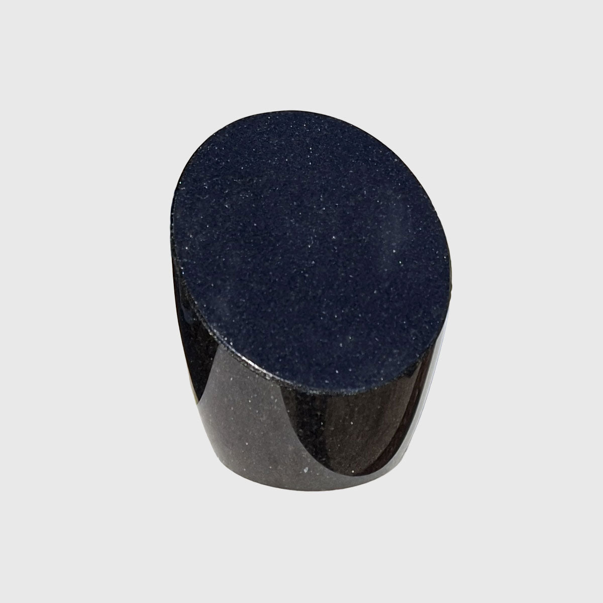 Ovaler Gedenkstein aus Premium Black Granit mit schräger, polierter Fläche