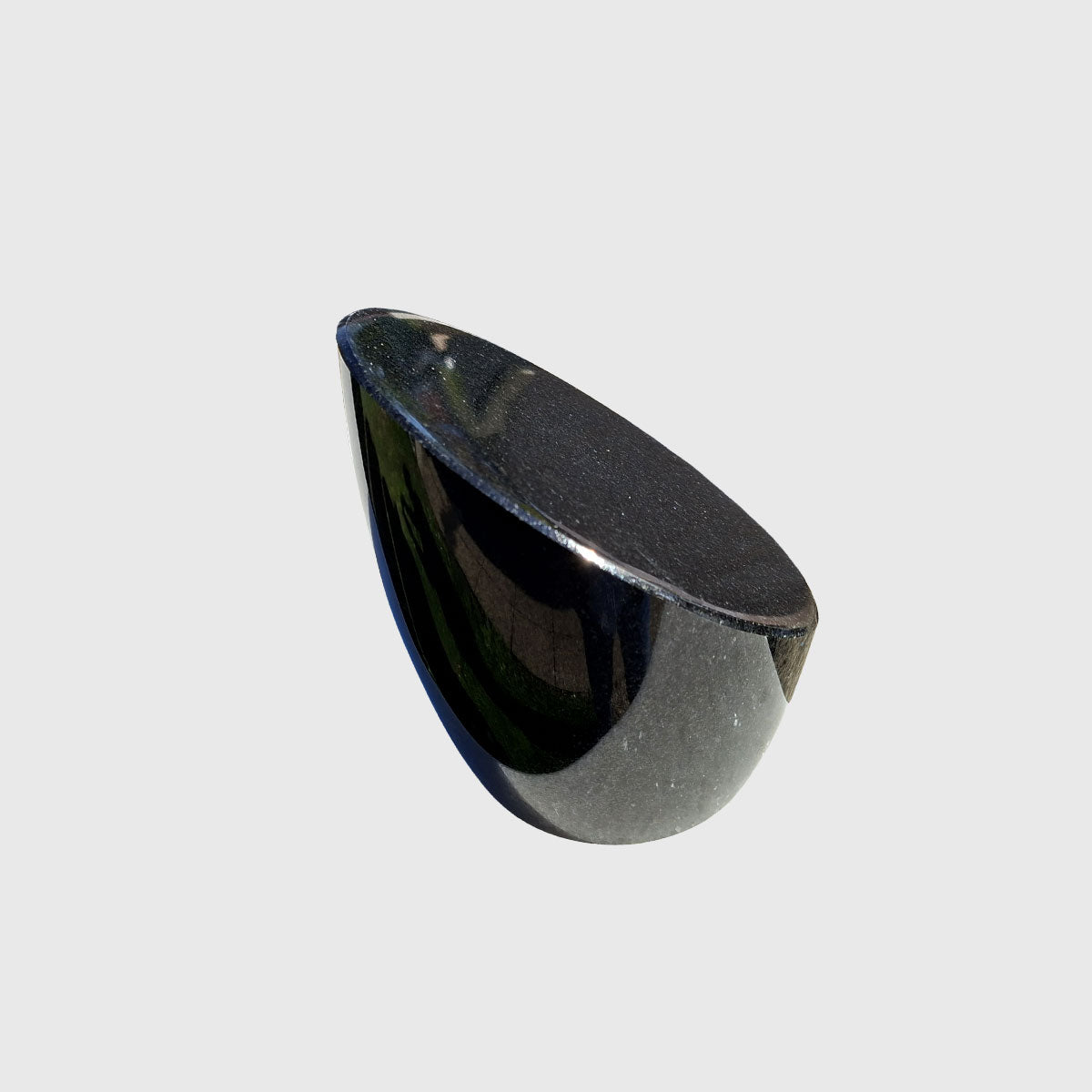 Ovaler Gedenkstein aus Premium Black Granit mit schräger, polierter Fläche