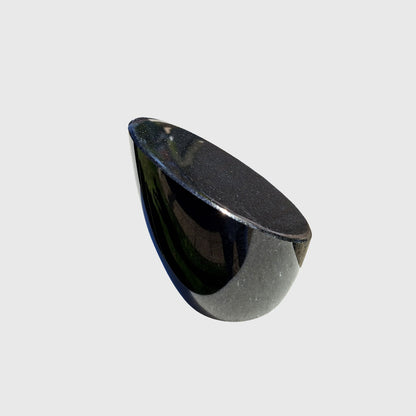 Ovaler Gedenkstein aus Premium Black Granit mit schräger, polierter Fläche