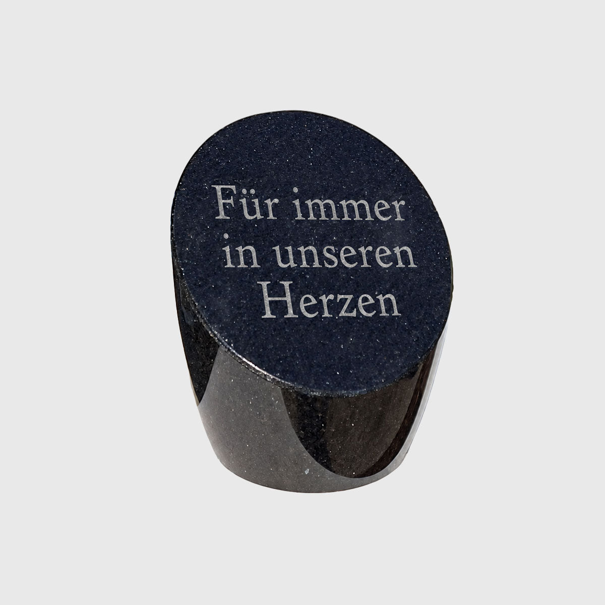 Ovaler Gedenkstein mit der Inschrift „Für immer in unseren Herzen“