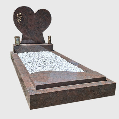 Grabanlage aus Multicolor Red Granit mit herzförmigem Grabstein, Sockel und Umrandung