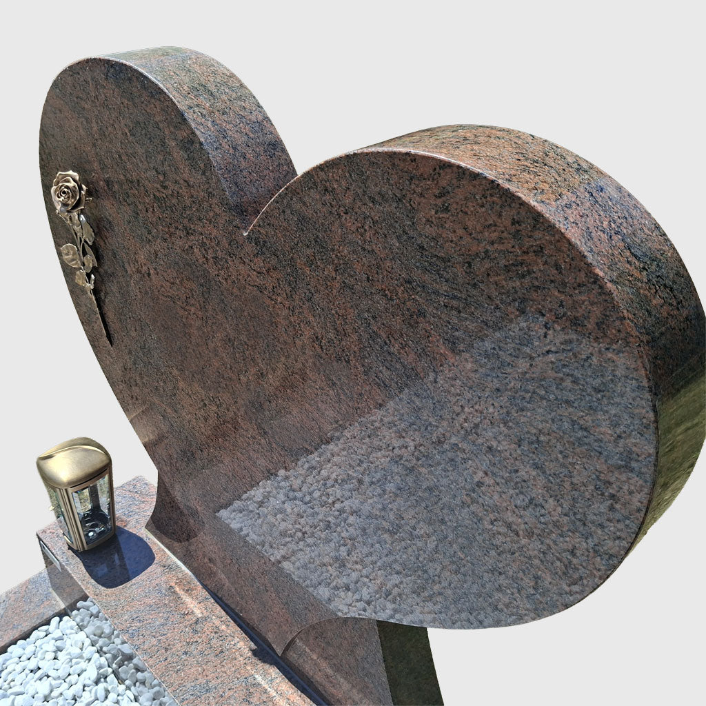 Grabanlage aus Multicolor Red Granit mit herzförmigem Grabstein, Sockel und Umrandung