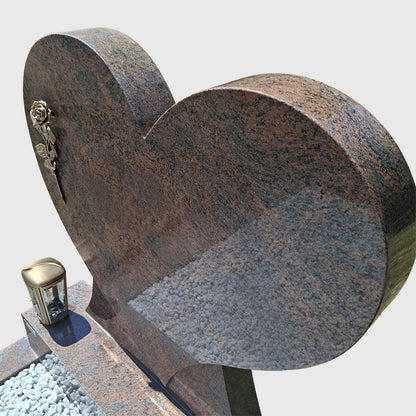 Grabanlage aus Multicolor Red Granit mit herzförmigem Grabstein, Sockel und Umrandung