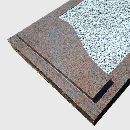 Grabanlage aus Multicolor Red Granit mit herzförmigem Grabstein, Sockel und Umrandung