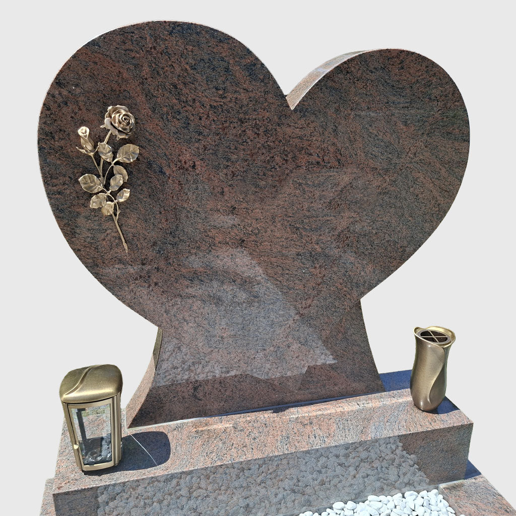 Grabanlage aus Multicolor Red Granit mit herzförmigem Grabstein, Sockel und Umrandung