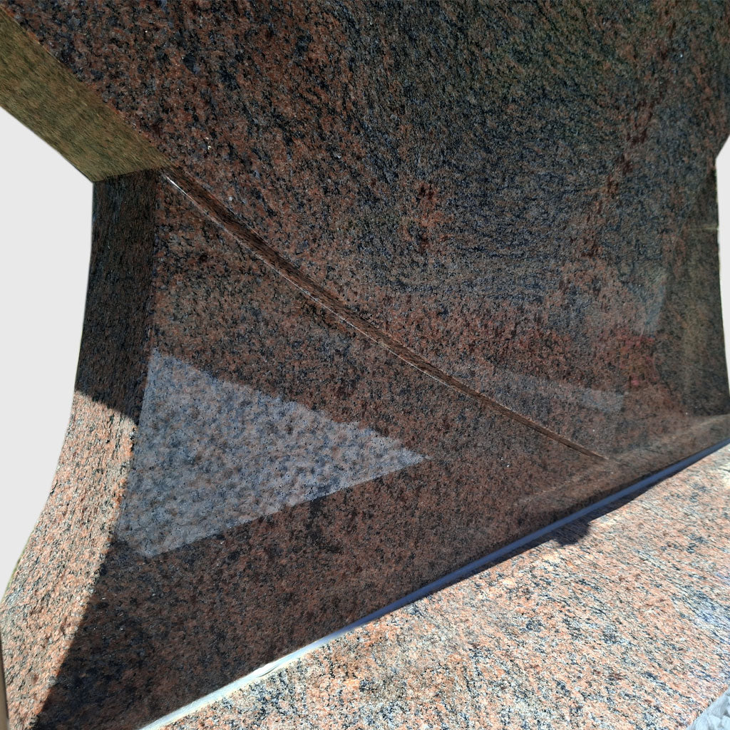 Grabanlage aus Multicolor Red Granit mit herzförmigem Grabstein, Sockel und Umrandung