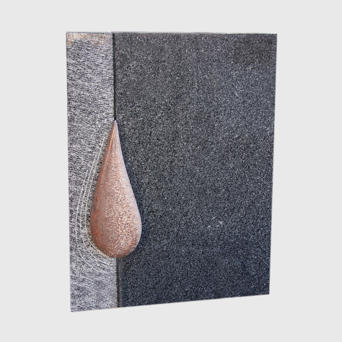 Grabstein aus heimischem Gebhartser Granit mit rotem Tränen-Ornament – elegantes, langlebiges Naturstein-Grabmal aus Österreich