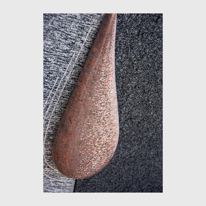 Grabstein aus Gebhartser Granit mit Tränen-Ornament aus Vanga Red Granit