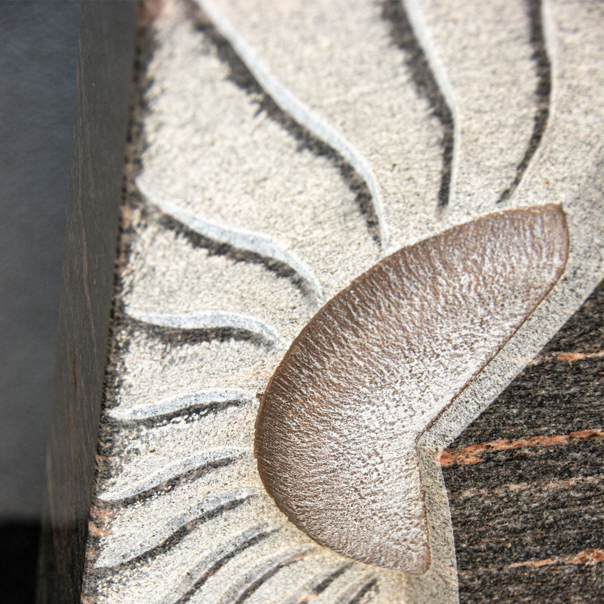 Grabstein aus Himalaya Granit mit Sonnensymbolik – handwerklich gearbeitetes Naturstein-Design von Stone Lounge