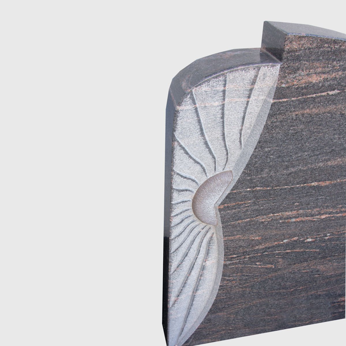 Grabstein aus Himalaya Granit mit Sonnensymbolik – handwerklich gearbeitetes Naturstein-Design von Stone Lounge