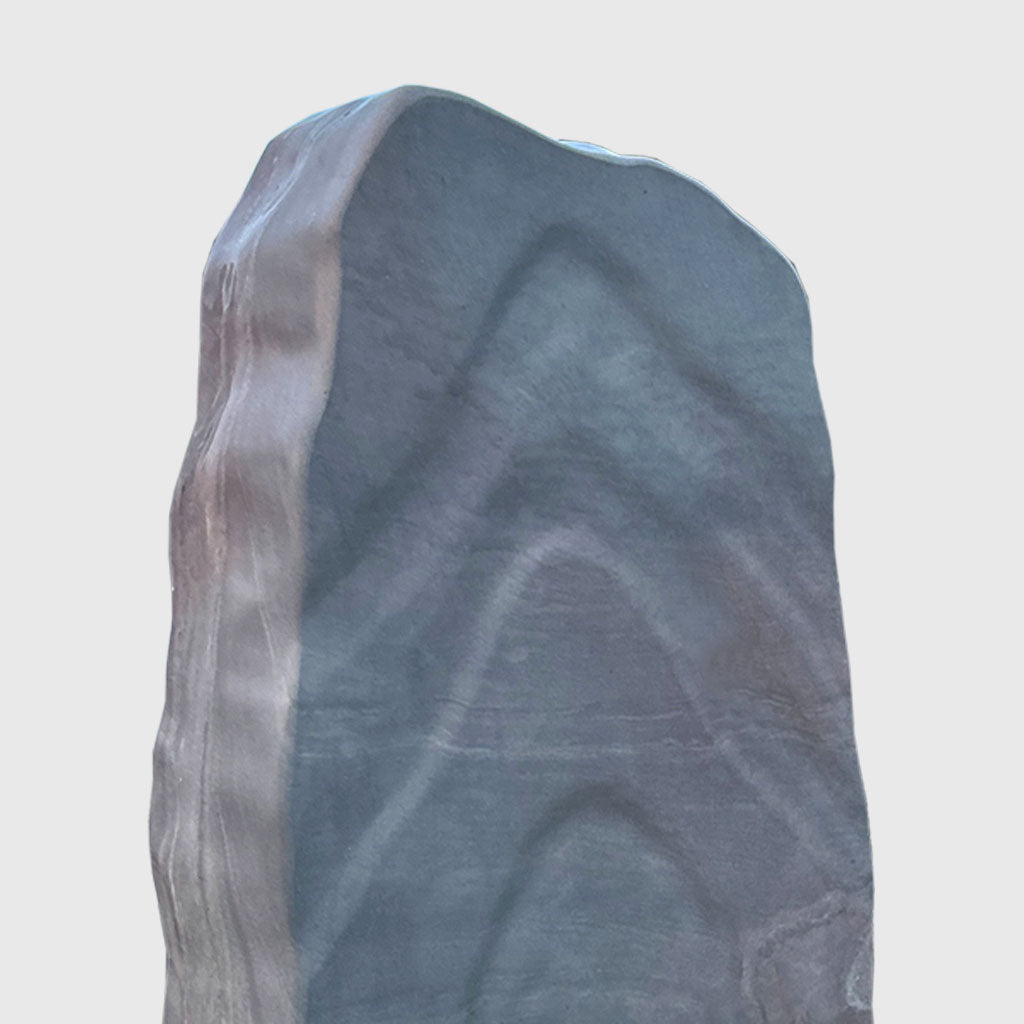 Grabstein aus Dolphin Grey Quarzit mit grauer Maserung und naturbelassenen Kanten – elegantes Naturstein-Grabmal
