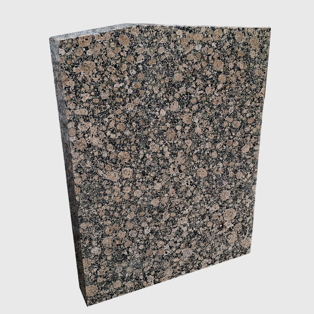 Klassischer Grabstein aus Baltic Brown Granit mit leicht abgeschrägter Kopfform und optionalem Tarn Granit Sockel
