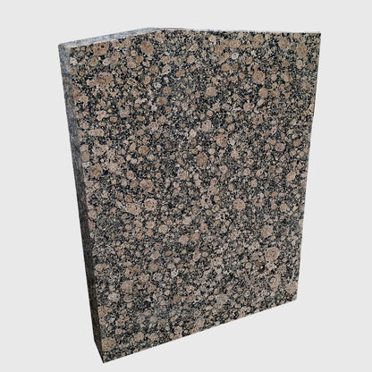 Klassischer Grabstein aus Baltic Brown Granit mit leicht abgeschrägter Kopfform und optionalem Tarn Granit Sockel
