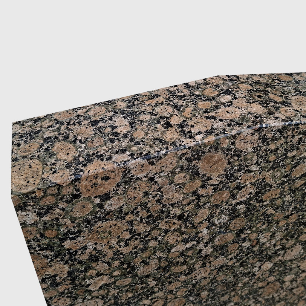 Klassischer Grabstein aus Baltic Brown Granit mit leicht abgeschrägter Kopfform und optionalem Tarn Granit Sockel