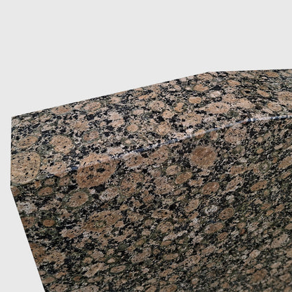 Klassischer Grabstein aus Baltic Brown Granit mit leicht abgeschrägter Kopfform und optionalem Tarn Granit Sockel