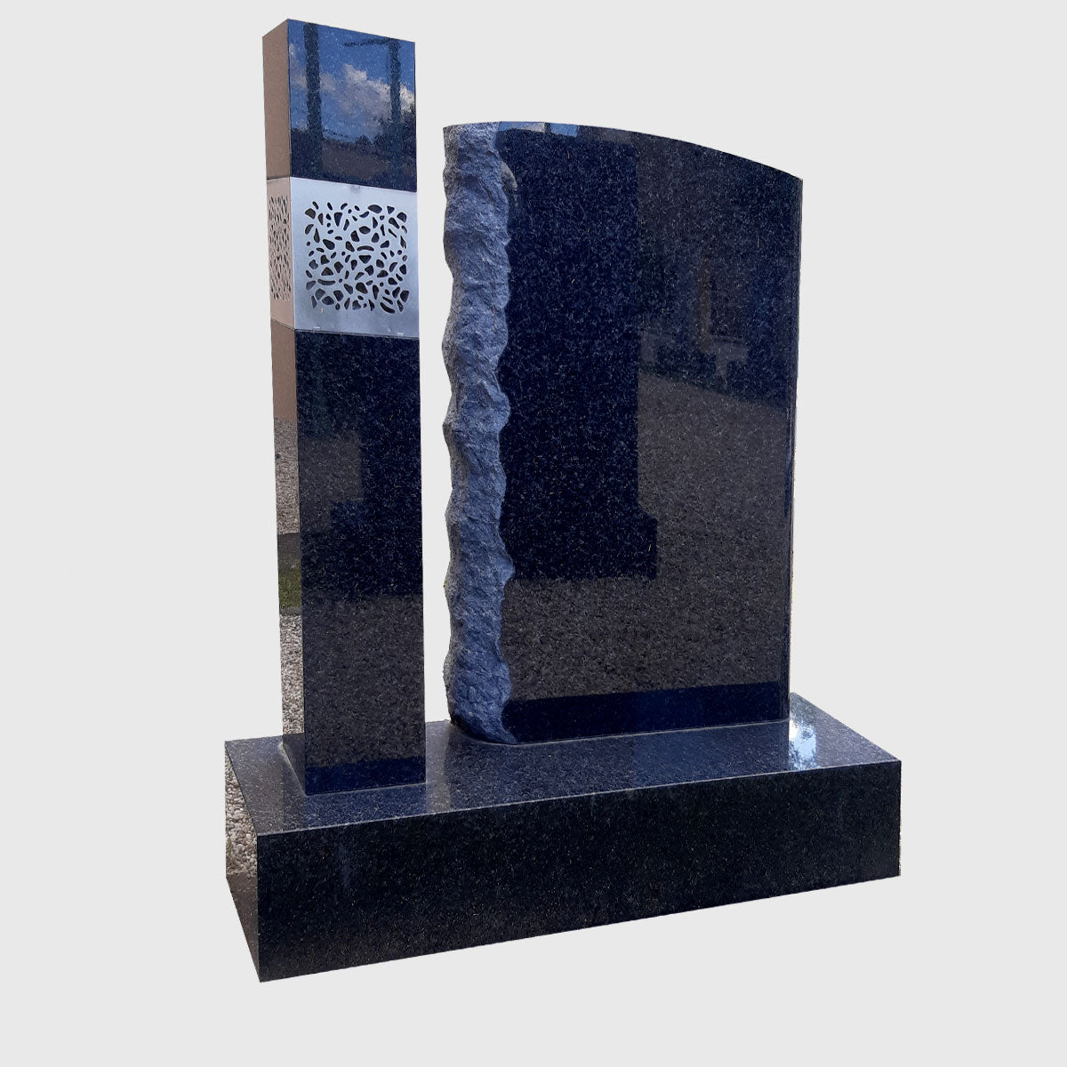 Moderner Grabstein aus Angola Blue Granit mit in die Stele integrierter Edelstahl Laterne und Sockel