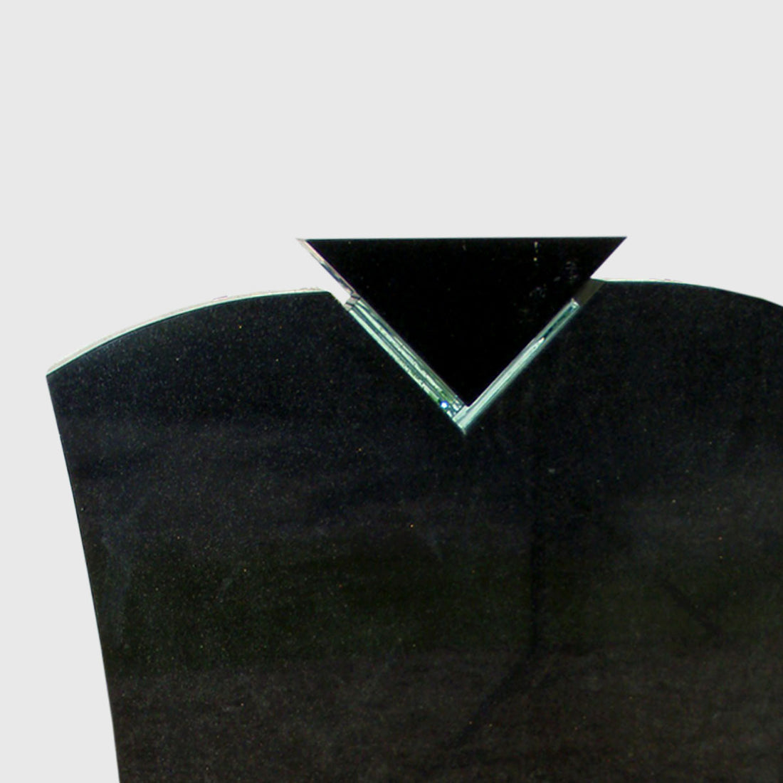 Grabstein Premium Black Granit mit Glasauflage und Dreieck