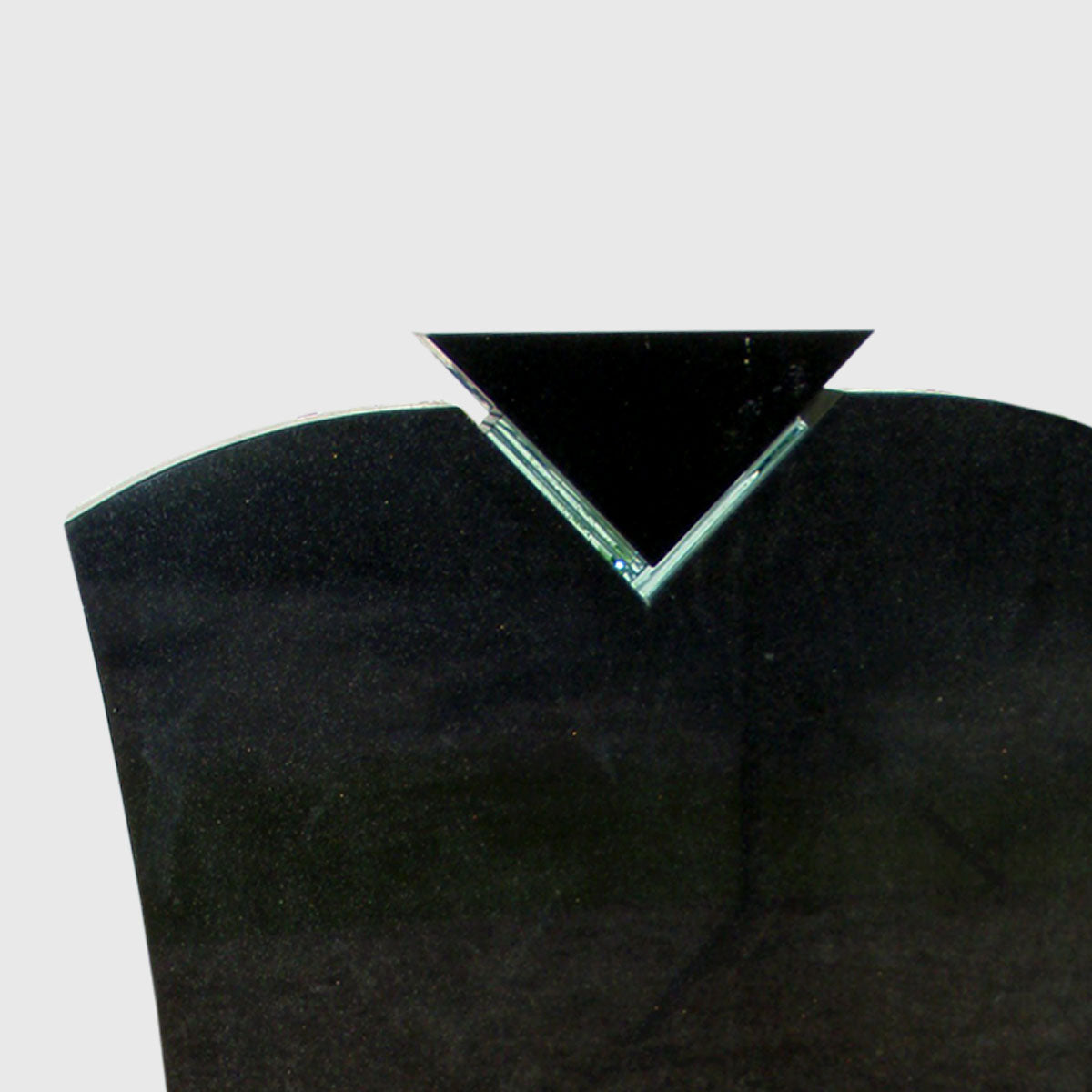 Grabstein Premium Black Granit mit Glasauflage und Dreieck