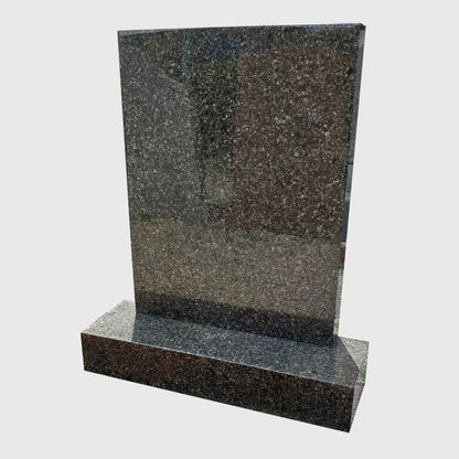 Grabstein und Sockel aus Baltic Grün Granit