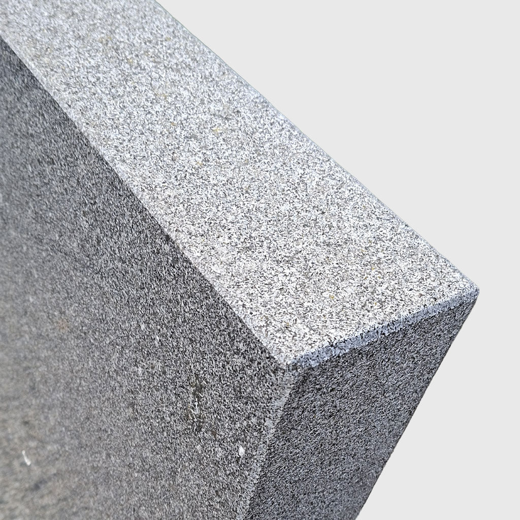 Rechteckiger Grabstein aus österreichischem Gebhartser Granit mit gestockten Seitenflächen