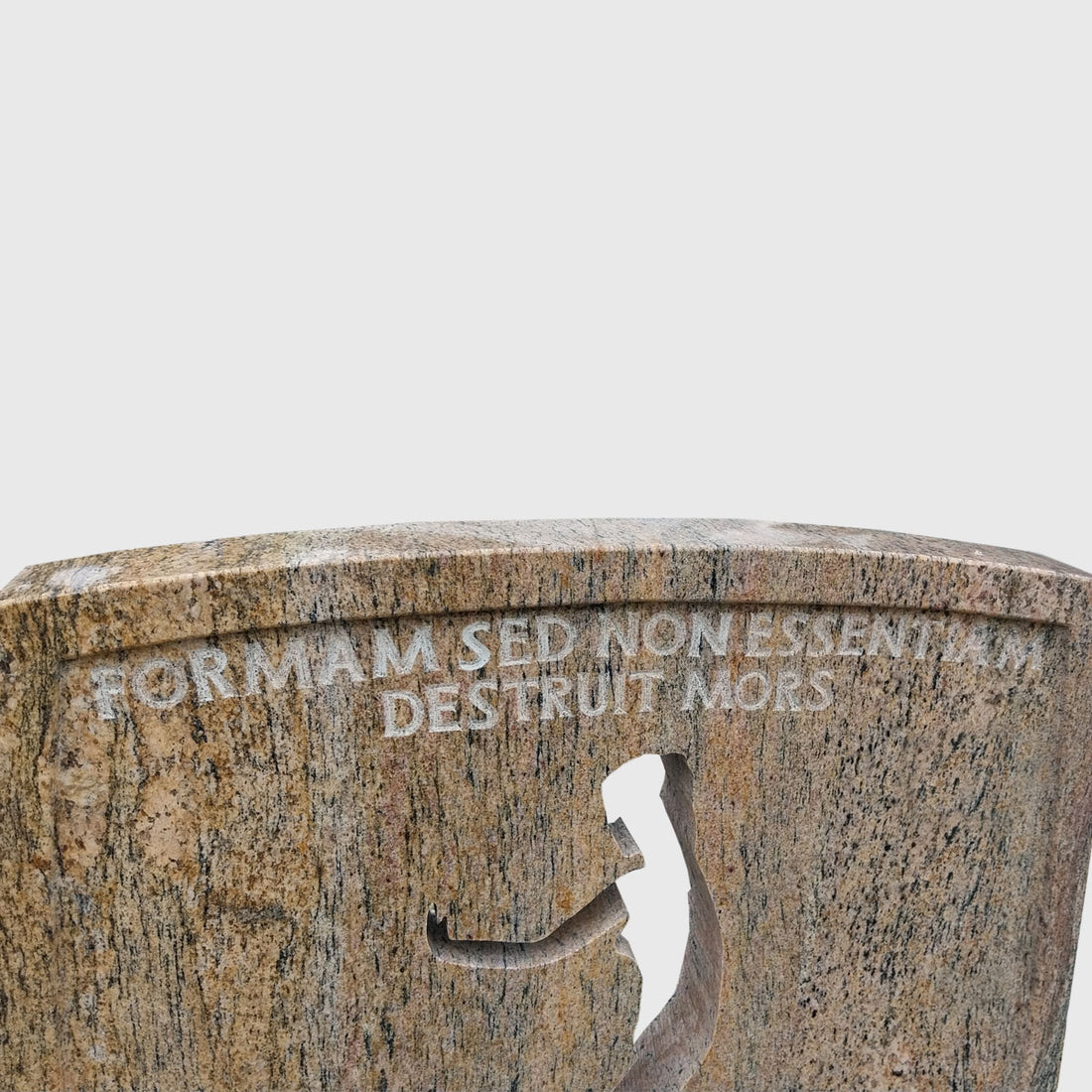 Grabstein aus Avindra Granit mit abstrahierter schwebender Figur auf Sockel