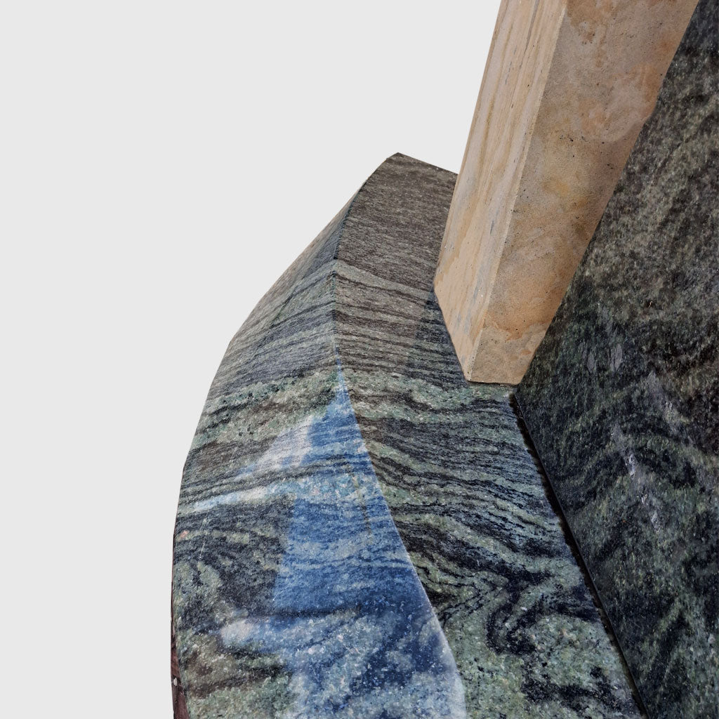 Moderner Grabstein aus Verde Sanfrancisco Granit mit geschwungener Form und hellem Naturstein-Element