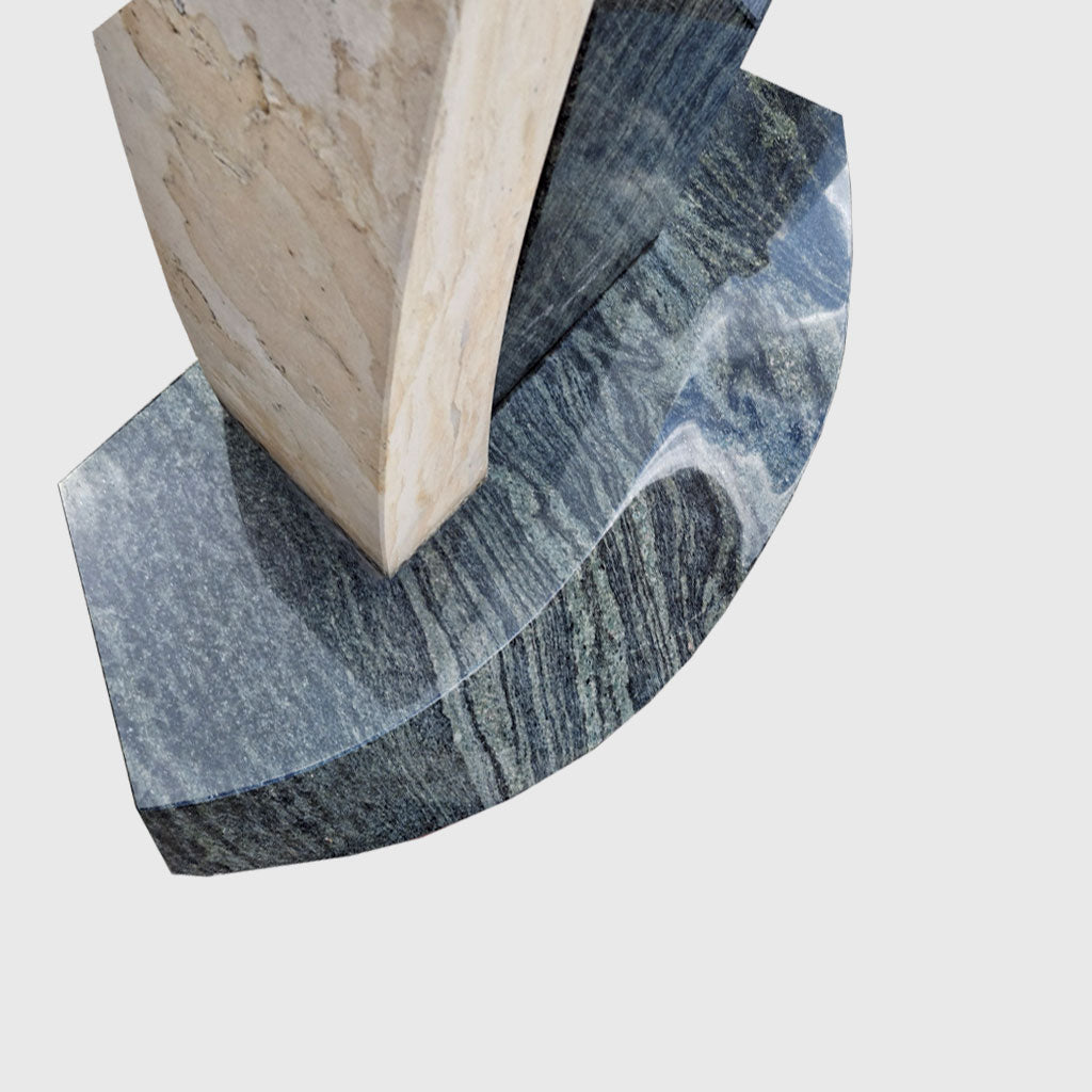 Moderner Grabstein aus Verde Sanfrancisco Granit mit geschwungener Form und hellem Naturstein-Element