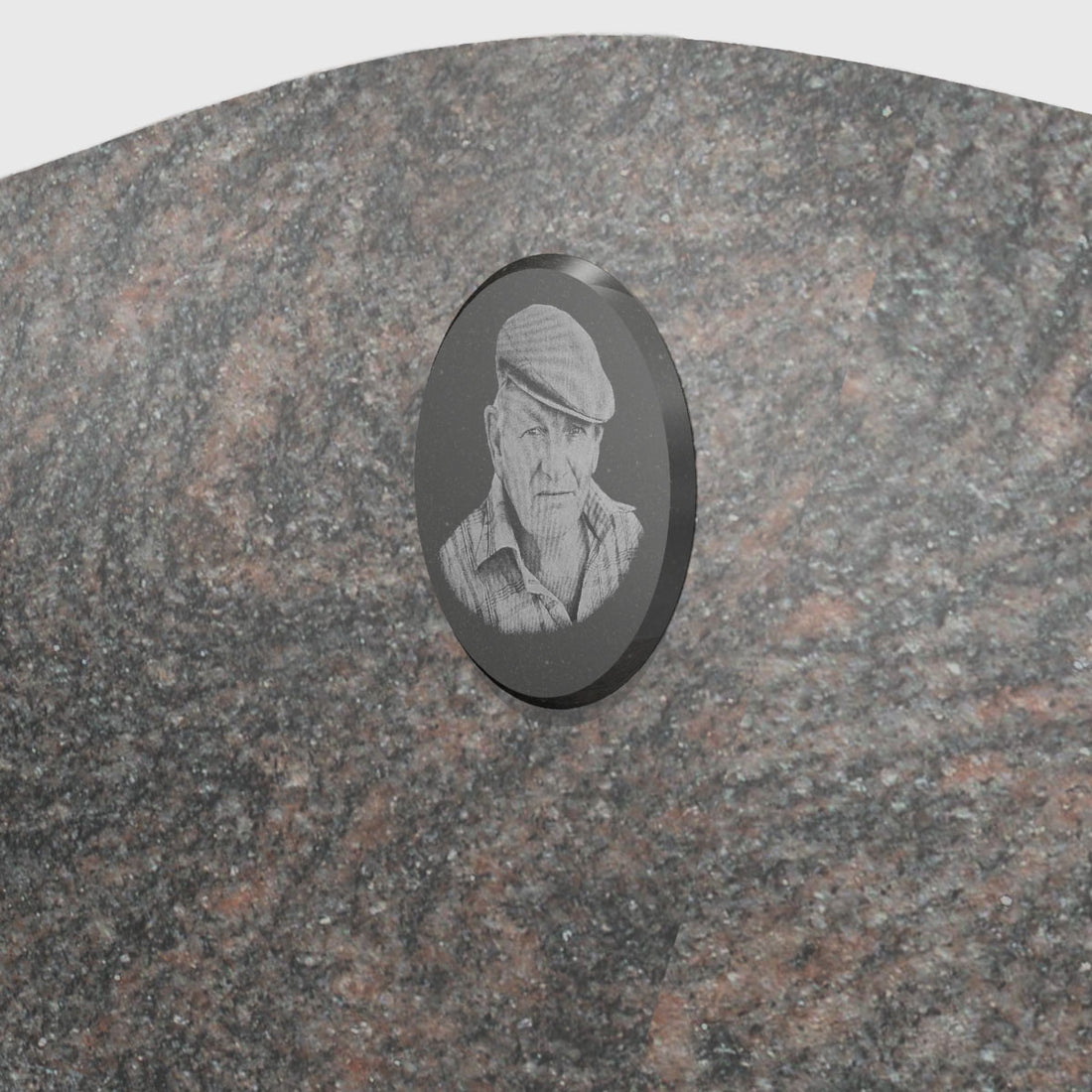 Ritzbild Portrait Gravur auf schwarzer Granitplatte – Erinnerung für Grabstein oder Gedenktafel