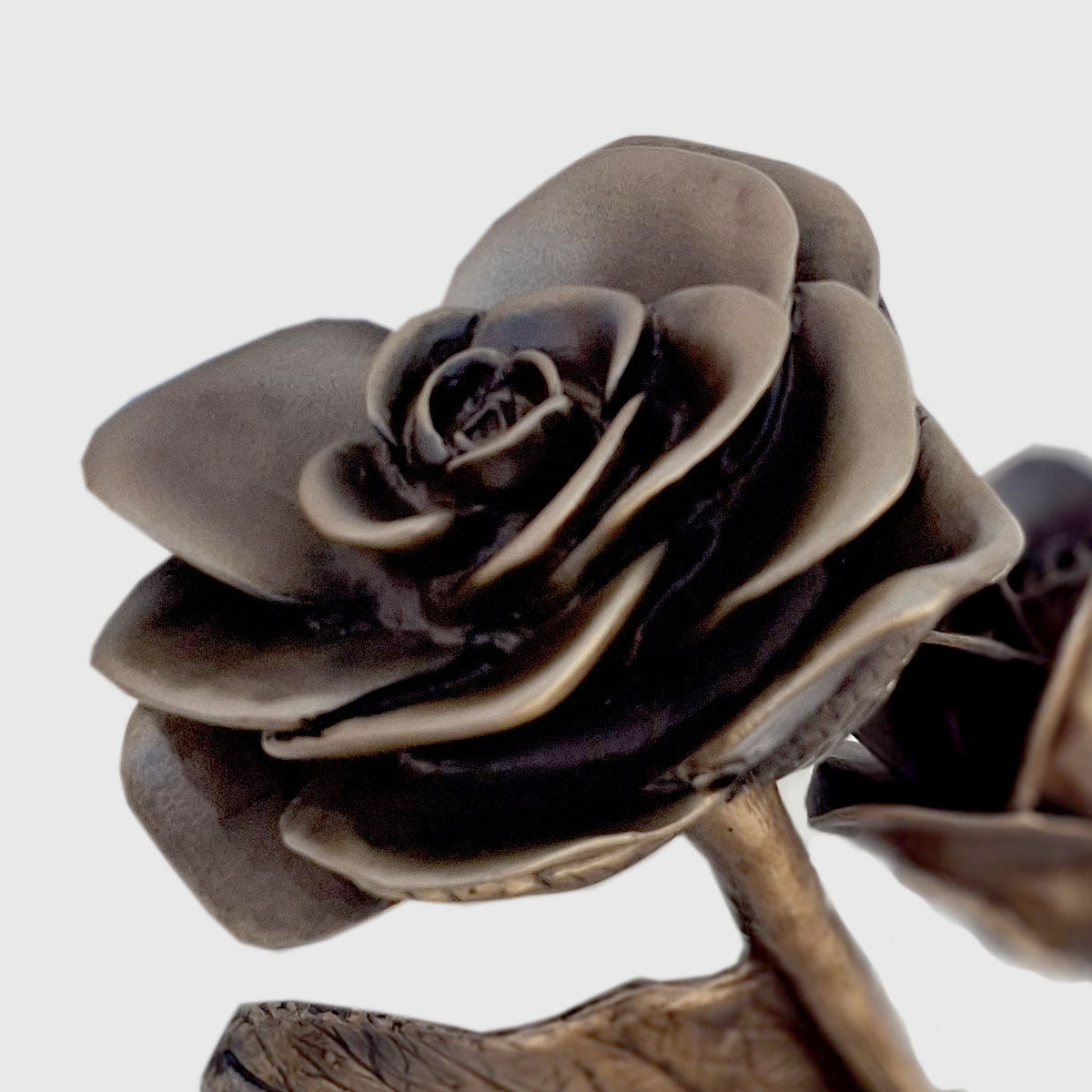 Bronze Rose für Grabstein – edler Grabschmuck aus Bronze mit Blättern und Knospe