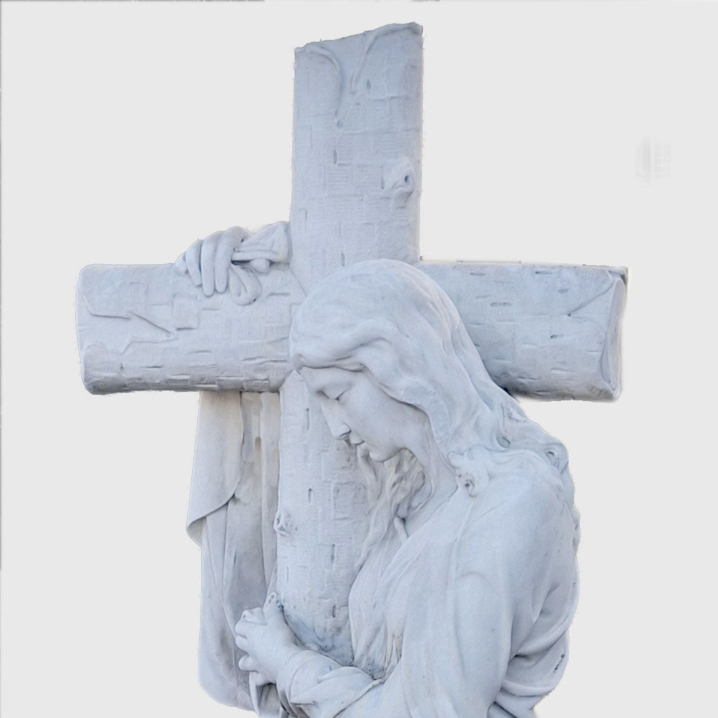 Grabfigur aus Carrara Marmor mit trauernder Frauenfigur am Kreuz, 180 cm hoch