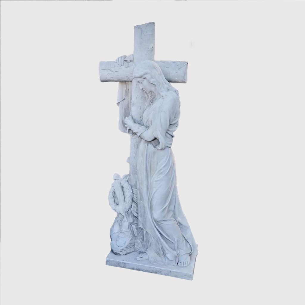 Grabfigur aus Carrara Marmor mit trauernder Frauenfigur am Kreuz, 180 cm hoch