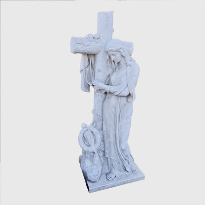 Grabfigur aus Carrara Marmor mit trauernder Frauenfigur am Kreuz, 180 cm hoch