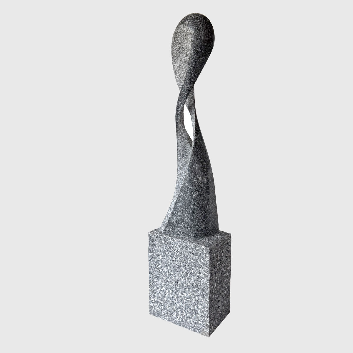 Figur Begegnung aus Gebhartser Granit kaufen – moderne Naturstein Skulptur in zeitlosem Design