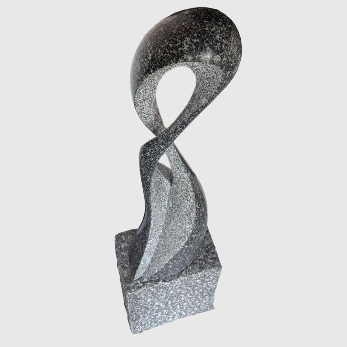 Figur Begegnung aus Gebhartser Granit kaufen – moderne Naturstein Skulptur in zeitlosem Design