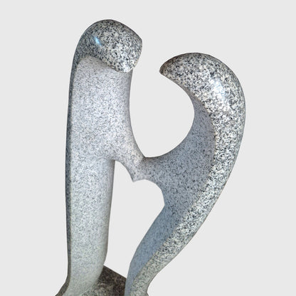 Skulptur aus Neuhauser Granit mit Herzmotiv – handgefertigte Steinfigur für Garten und Wohnbereich