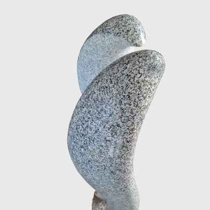 Skulptur aus Neuhauser Granit mit Herzmotiv – handgefertigte Steinfigur für Garten und Wohnbereich