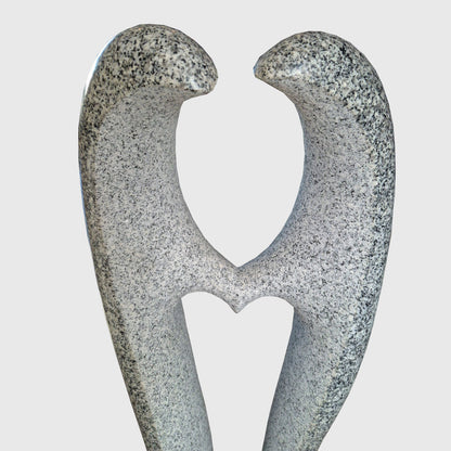 Skulptur aus Neuhauser Granit mit Herzmotiv – handgefertigte Steinfigur für Garten und Wohnbereich