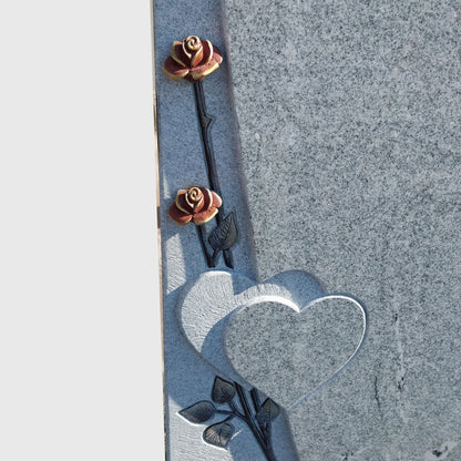 Stele aus Viscount White Granit mit Herz- und Rosenornament)