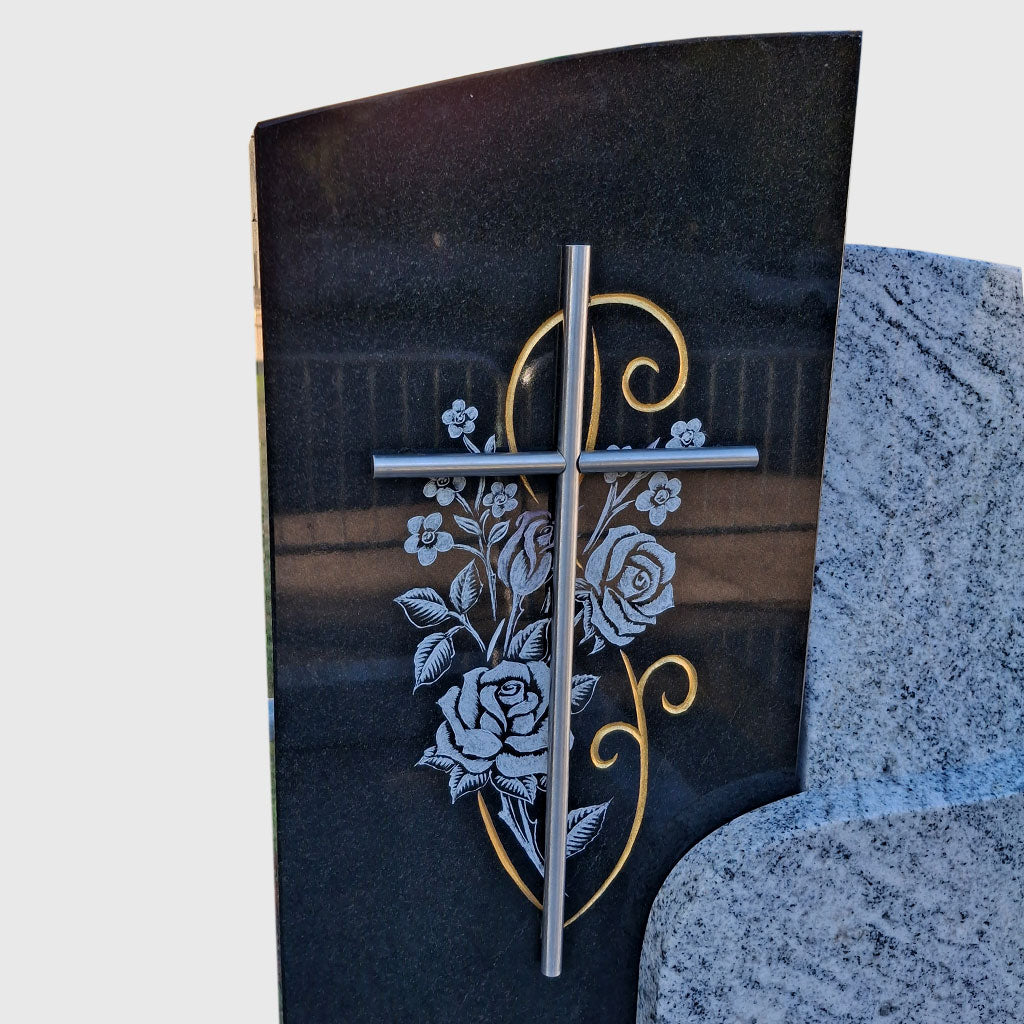 Grabanlage aus Viscount White und Nero Assoluto Granit kaufen – stilvolles Grabmal mit Ornament