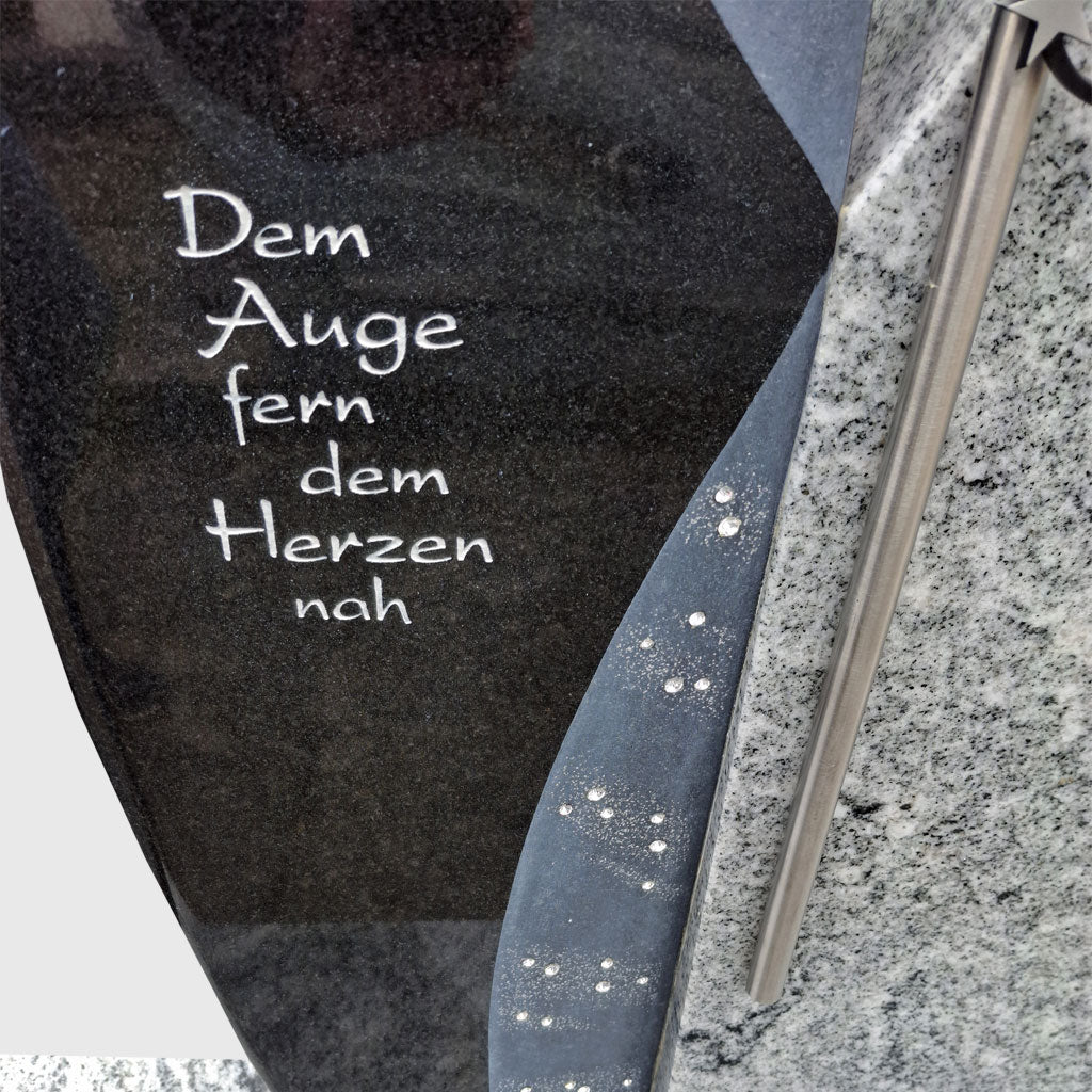 Urnengrabstein aus Viscount White und Premium Black Granit mit Edelstahlkreuz – Stone Lounge