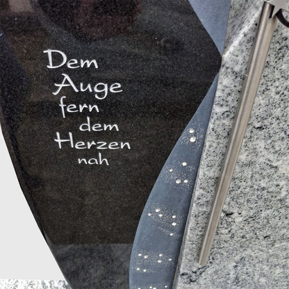 Urnengrabstein aus Viscount White und Premium Black Granit mit Edelstahlkreuz – Stone Lounge