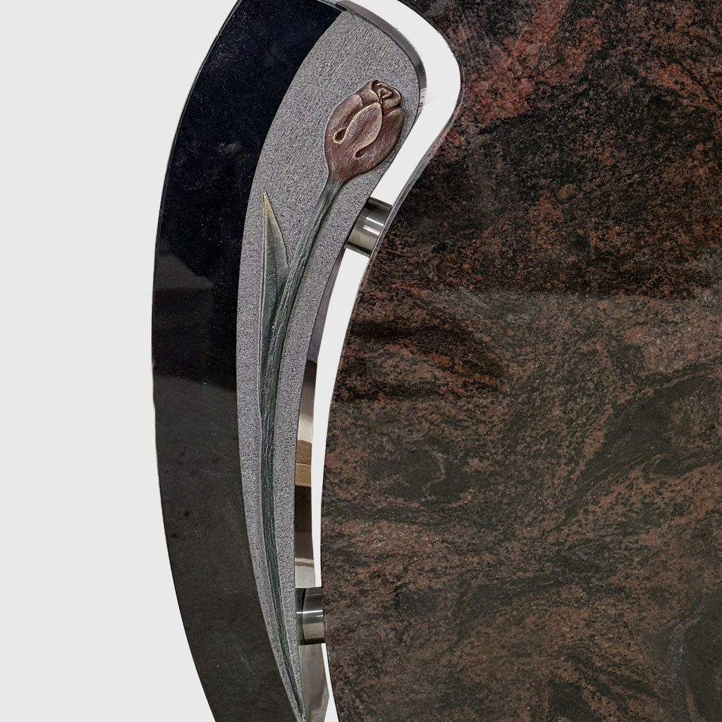 Urnenstein aus Premium Black und Aruba Granit mit plastisch gearbeiteter und kolorierter Rose, modernes Grabmal Stone Lounge