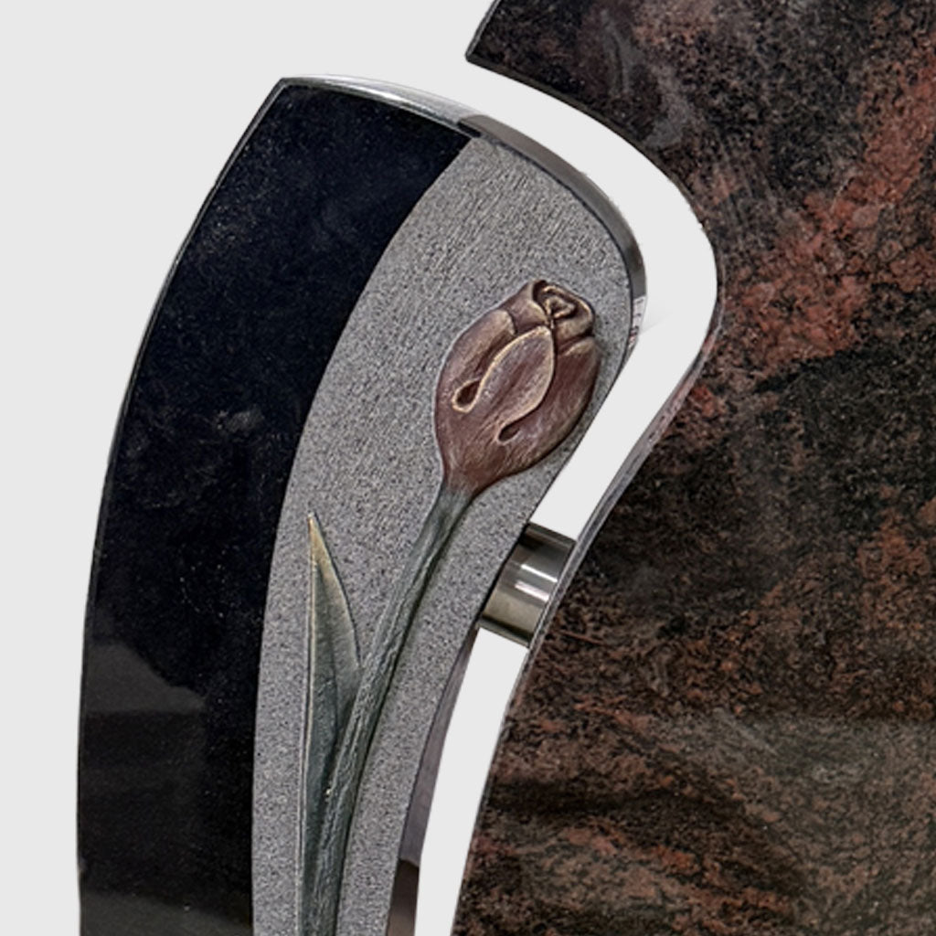 Urnenstein aus Premium Black und Aruba Granit mit plastisch gearbeiteter und kolorierter Tulpe, modernes Grabmal Stone Lounge
