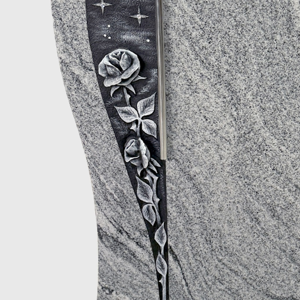 Moderner Grabstein aus Viscount White Granit mit Edelstahlkreuz und Rosenornamenten für Einzelgrab
